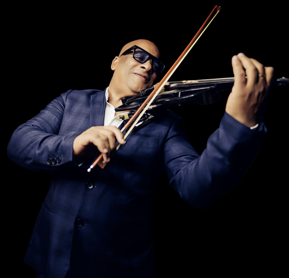 Julio Cuba performing electric violin in blue suit