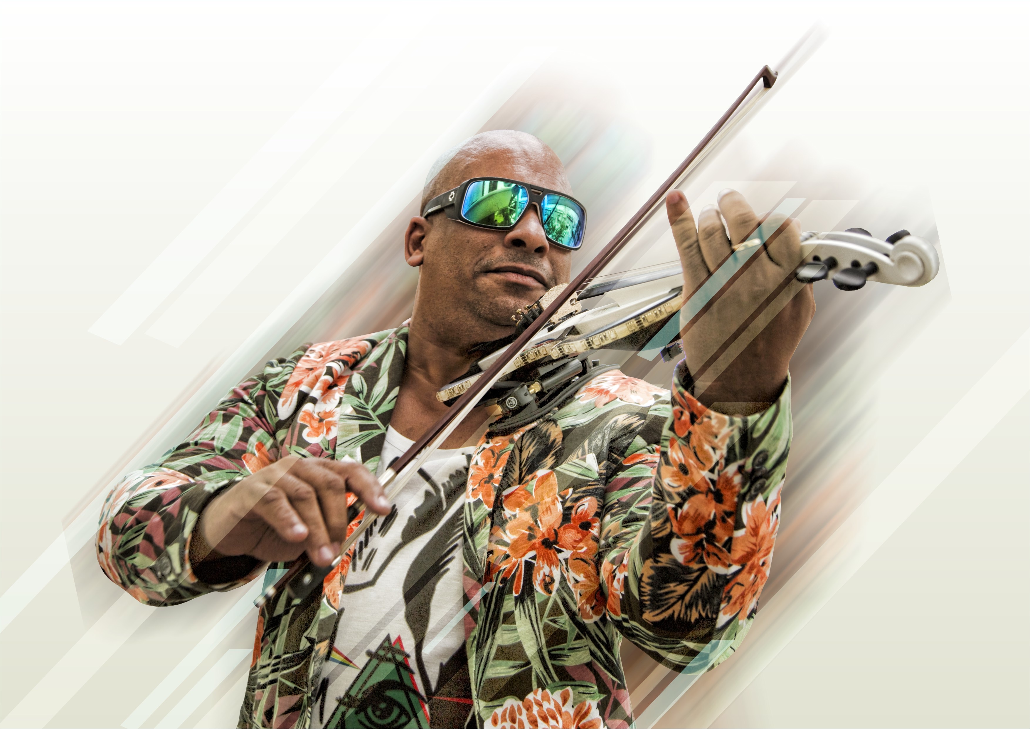 Julio Cuba tocando el violín